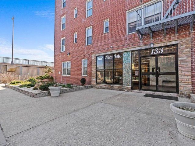1 BR,  1.00 BTH  Co-op style home in Belle Harbor