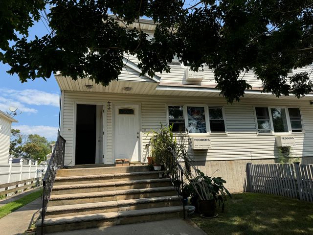  3 BR,  2.00 BTH  Apartment style home in Arverne