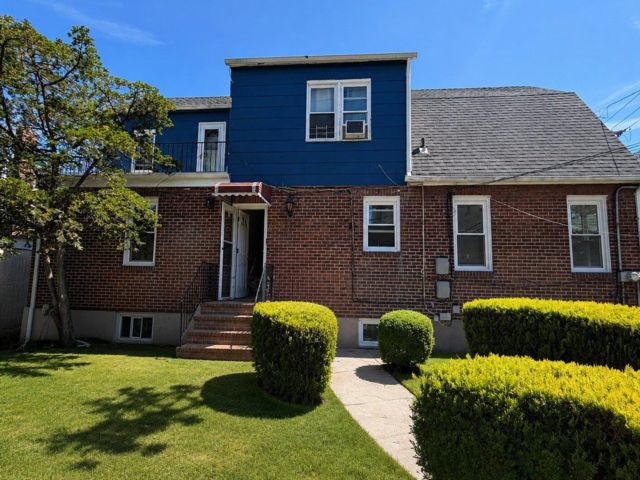  2 BR,  1.00 BTH &nbsp;Colonial style home in Far Rockaway